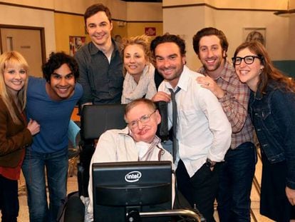 Els actors de 'The Big Bang Theory', amb Stephen Hawking.