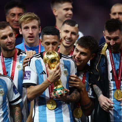 Soccer Football - FIFA World Cup Qatar 2022 - Final - Argentina v France - Lusail Stadium, Lusail, Qatar - December 18, 2022 Argentina's Angel Di Maria kisses the trophy as he celebrates winning the World Cup REUTERS/Carl Recine