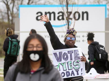 Una representante del sindicato de Amazon anima a votar a sus compañeros en un almacén de Staten Island (Nueva York), el 25 de abril.