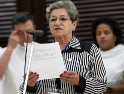 Nelly González, madre de un asesinado por las FARC, lee su testimonio.