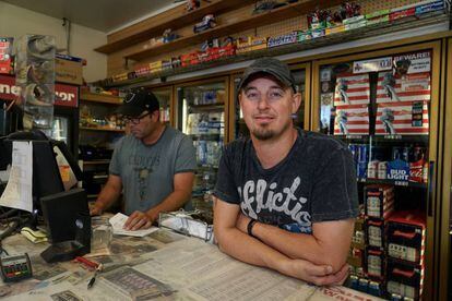 Los hermanos Dan y Clay, en su tienda de licores de Whiteclay.