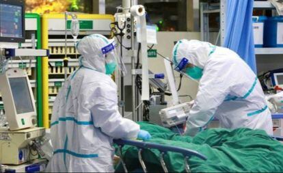 Dos sanitarios trabajan en una unidad de enfermedades infecciosas en Lagos (Nigeria).