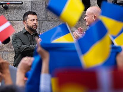 Ukrainian President Volodymyr Zelenskyy (l) and speaker of the Danish Parliament Soeren Gade in front of the Danish Parliament in Copenhagen, Denmark, 21 August 2023.