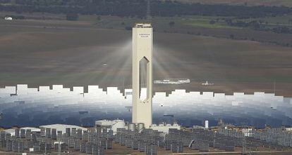 Vista a&eacute;rea de la planta Sol&uacute;car de energ&iacute;a termosolar de la compa&ntilde;&iacute;a Abengoa.