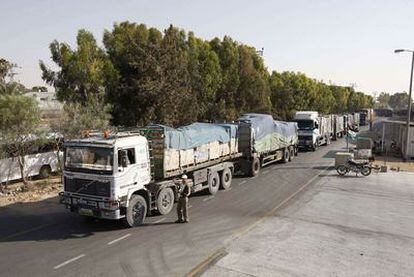 Una columna de camiones llega a la parte palestina del paso fronterizo de Rafah, en la franja de Gaza.