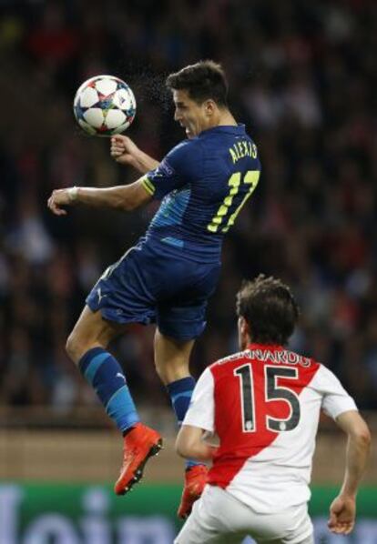 Alexis Sanchez fa una passada amb el cap.