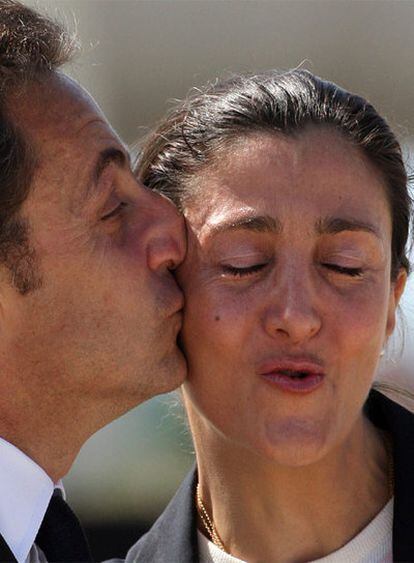 Nicolas Sarkozy besa a Ingrid Betancourt en el aeropuerto militar de Villacoublay.