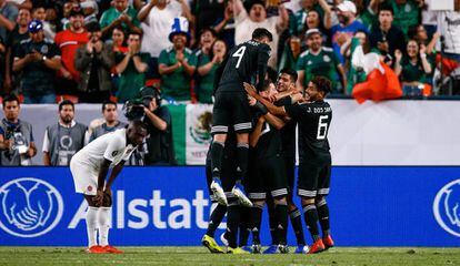 El equipo mexicano celebra el triunfo.