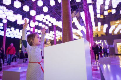 En Brookfield Place’s, en Nueva York, los visitantes podrán hasta el 9 de enero lanzar un deseo de navidad en forma de reacción lumínica a partir de sus movimientos registrados en estaciones de deseo como la de la foto. 'Luminaries' se llama la instalación que consiste en una gran bóveda de linternas de colores cambiantes.