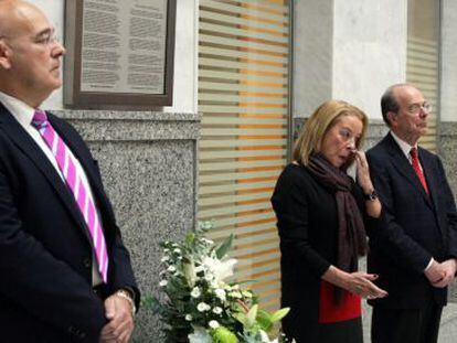 La viuda de José María Lidón, Marisa Galarraga, este viernes en el acto de recuerdo de su marido, flanqueada por el presidente de la Audiencia de Bizkaia, Manuel Ayo, y el alcalde de Bilbao, Ibon Areso.