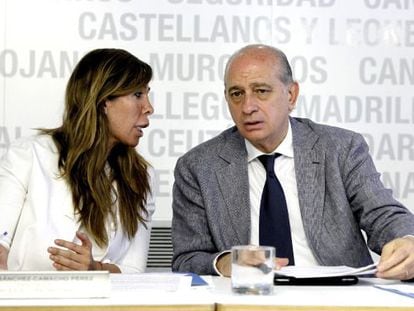 El ministro del Interior, Jorge Fern&aacute;ndez, con S&aacute;nchez-Camacho, ese lunes en Madrid. 