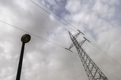 PALMA DE MALLORCA, 29/03/2022.- El precio medio de la electricidad en el mercado mayorista aumentará este miércoles un 3,1 %, hasta alcanzar los 255,81 euros por megavatio hora (MWh), según los datos del Operador del Mercado Ibérico de la Electricidad (OMIE). Esta es la cuarta subida consecutiva del precio medio de la electricidad, que multiplicará por más de cuatro el de hace un año, cuando era de 55,16 euros/MWh. EFE/Cati Cladera