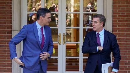 El presidente del Gobierno, Pedro Sánchez, y el del PP, Alberto Núñez Feijóo, en un encuentro en La Moncloa, en abril de 2022.