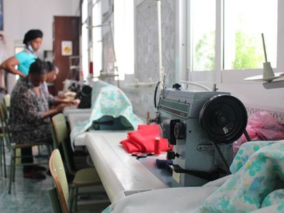 Un grupo de guineanas y senegalesas trabajan en un taller de costura de Nador pensado para dar apoyo y formación a mujeres en situación de vulnerabilidad.