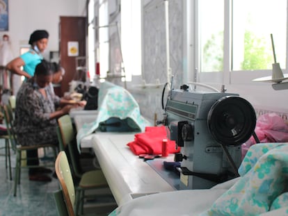 Un grupo de guineanas y senegalesas trabajan en un taller de costura de Nador pensado para dar apoyo y formación a mujeres en situación de vulnerabilidad.