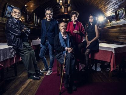 De izquierda a derecha, Sergio Ramírez, Patricio Pron, Jorge Edwards, Margo Glantz y Mónica Ojeda, en el sótano del café Gijón de Madrid.