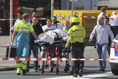 Evacuación de un herido tras el ataque.