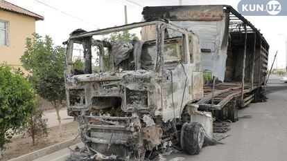 Un camión incendiado durante las protestas, este domingo en Nukus, la capital de Karakalpakistán.