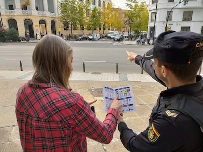 Un agente comunica con una ciudadana a través de los pictogramas que ha elaborado Arasaac para la Policía Nacional, con el objetivo de facilitar la conversación en casos de emergencia, el 16 de noviembre en Zaragoza.