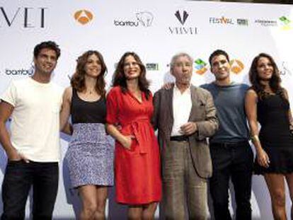 Los actores de 'Galerías Velvet' de Antena 3, Maxi Iglesias, Marta Hazas, Aitana Sánchez-Gijón, José Sacristán, Miguel Ángel Silvestre y Paula Echevarría (de i a d), durante la presentación de la serie en el Festival de Televisión de Vitoria. EFE/Archivo