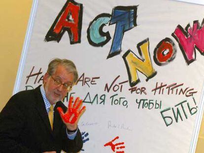 Paulo Sergio Pinheiro, en Ljubliana ante una pizarra en la que se lee en inglés: "Las manos no son para pegar".