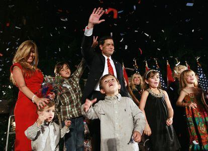 Marco Rubio celebra, rodeado de su familia, su victoria en Florida. Apoyado por el <i>Tea Party</i>, Rubio, de origen cubano, ha logrado un asiento en el Senado.
