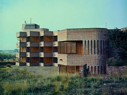 La estación de comunicaciones de Buitrago, obra de Julio Cano Lasso de 1966.