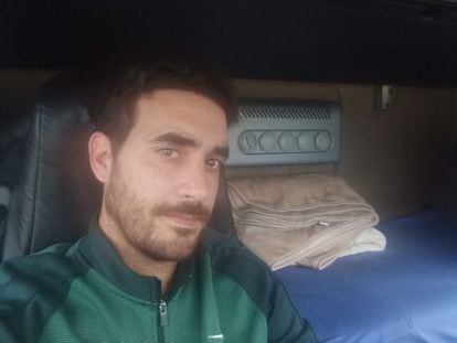 Mario Sáenz de la Torre, transportista, en el camión con el que cubre la ruta entre Logroño y Madrid.