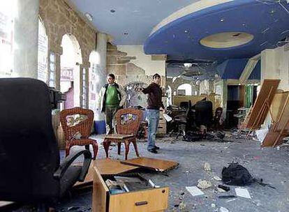 Interior de la inmobiliaria de Cangas que ayer fue atacada con una bomba casera.