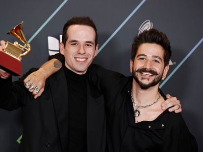 Edgar Barrera con el cantante Camilo en la gala de los Grammy Latinos celebrada en noviembre de 2021 en Las Vegas.