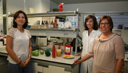 Noelia Betoret, Esther Betoret y Pilar Codonyer, junto al aperitivo de menzana y mandarina.