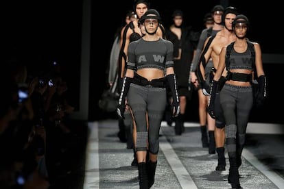 Negro ‘Wang’, iniciales gigantes, ‘sport’, ‘chic’ y urbano. Arriba, a la derecha, una imagen de la colección que ha presentado el director creativo de Balenciaga para H&M.