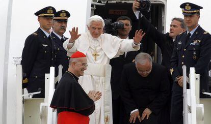 El Papa saluda antes de embarcar en su avi&oacute;n rumbo a Roma, ayer en Mil&aacute;n. 