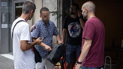 Agentes de paisano interceptan a un presunto carterista instantes después de haber realizado un hurto en Barcelona.