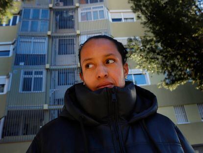 Carla, ante el edificio donde está el piso del que fue desahuciada el viernes 13, en el barrio de Ciutat Meridiana de Barcelona.