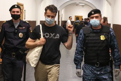 Vladimir Metelkin, uno de los cuatro editores de la revista 'Doxa' bajo arresto domiciliario, en una audiencia de prisión preventiva en Moscú, el 14 de abril de 2021.