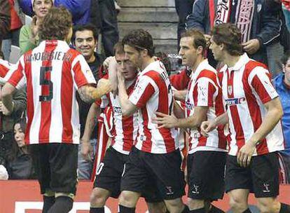 Los jugadores del Athletic celebran el gol conseguido por Yeste de penalti.