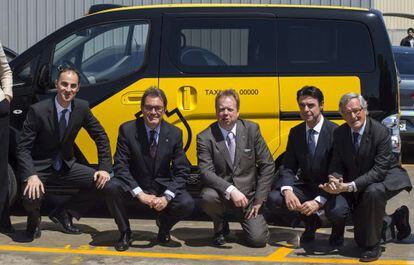 De izquierda a derecha, Frank Torres, Artur Mas, Andy Palmer, Manuel Soria y Xavier Trias ante el nuevo veh&iacute;culo de Nissan.