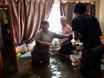 June 7, 2023, Kherson, Ukraine: A family rescues important belongings from their home from flood waters in Kherson, Ukraine a day after the bursting of the Kakhovka Dam along the Dnipro River flooded communities on both banks of the river south of the dam. Massive flooding has occurred in villages along the Dnipro River as a result of the destruction of the Kakhovka Dam, inundating communities along the river in the south, and dropping water levels dangerously low for communities in the north.,Image: 782103960, License: Rights-managed, Restrictions: , Model Release: no, Credit line: Matthew Hatcher / Zuma Press / ContactoPhoto
Editorial licence valid only for Spain and 3 MONTHS from the date of the image, then delete it from your archive. For non-editorial and non-licensed use, please contact EUROPA PRESS.
07/06/2023