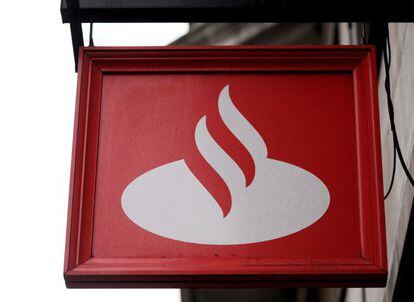 El logo del Santander, en una oficina del banco.