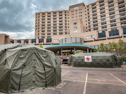 Instalación de una carpa provisional de triaje en el parking del Hospital  Clínico Universitario de Zaragoza, este miércoles