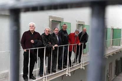 José María Galante, Josu Ibargutxi, Enrique Guesalaga, Miguel Gómez, Xabier Armendariz y Sabin Arana (de izquierda a derecha), el viernes en la vieja cárcel de Segovia.