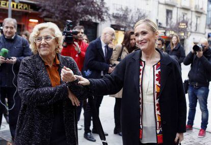 La alcaldesa, Manuela Carmena, y la presidenta regional, Cristina Cifuentes, tras reunirse el 23 de noviembre.