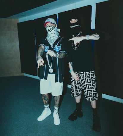Peso pluma en una de sus fotos de backstage con los pasamontañas de la marca suprema.