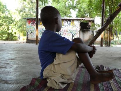 Sara Oscar, de cinco años, cuenta que ha sufrido castigos corporales en su colegio, en Tanzania. Foto de mayo de 2023.