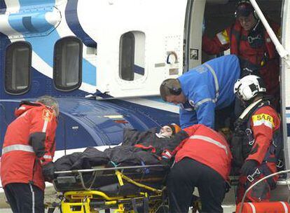 Un superviviente es trasladado en helicóptero en New Foundland, Canadá.