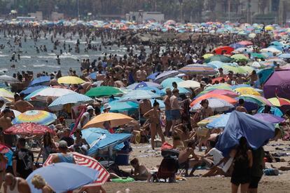 Esta ola de calor llega tras un mes de mayo que ha sido el más cálido de este siglo y el segundo desde 1961. En la imagen, cientos de personas el domingo en la playa de la Malvarrosa, en Valencia.
