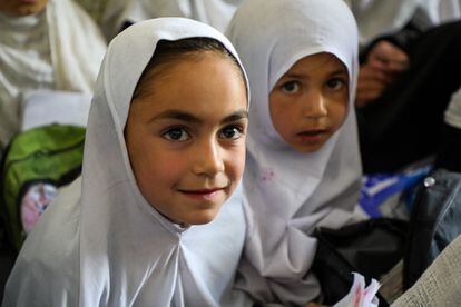 Dos estudiantes de primer grado se sientan en clase en la escuela Halima Khazan.