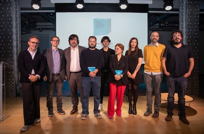 Entrega de Premios Librotea 2020. De izquierda a derecha, Pepe Verdes (Librotea), Andrés Pérez Perruca (Fundación Telefónica), Miguel Aguilar (Penguin Random House), Alberto Sáez (Libros del K.O.), Antonio J. Rodríguez (escritor y editor de Caballo de Troya), Silvia Sesé (Anagrama), Luna Miguel (escritora y editora de Caballo de Troya), Álvaro Llorca y Emilio S. Mediavilla (Libros del K. O.).

