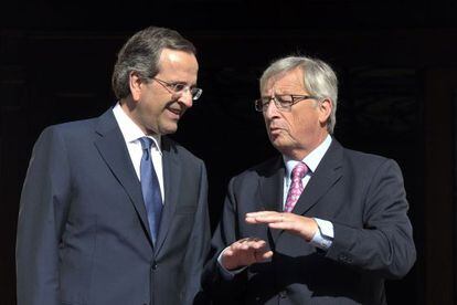 El primer ministro griego, Antonis Samar&aacute;s, con el presidente del Eurogrupo, Jean-Claude Juncker